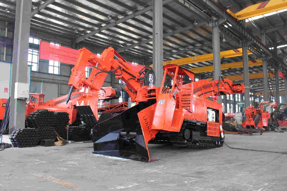 扒渣機履帶式和輪式有什么區別？襄陽廠家如何選擇？

