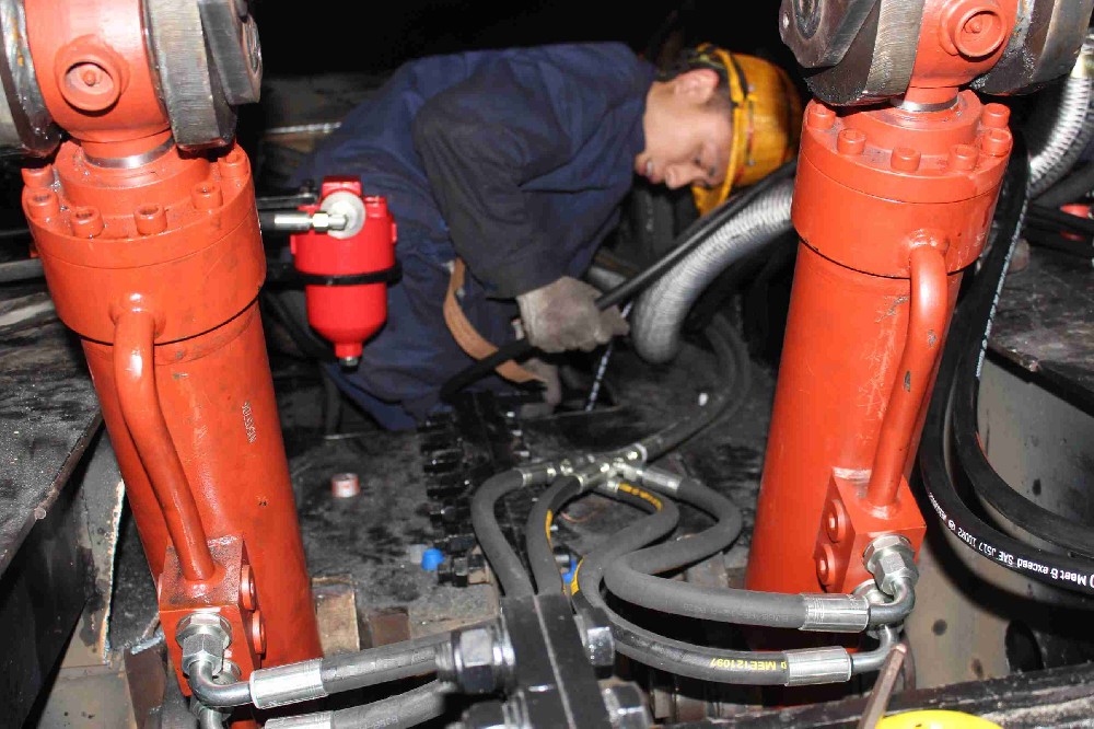 湖南扒渣機一機多用改造方案：省錢又高效！
