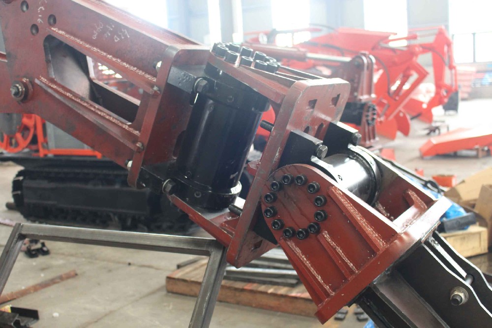 履帶扒渣機配件選購技巧，避免劣質(zhì)產(chǎn)品
