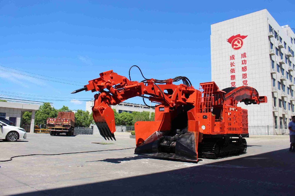 小型扒渣機在隧道施工中的應用案例