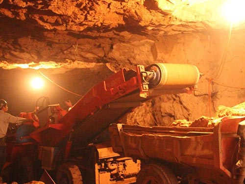 余總江西贛州工地礦洞扒渣機(jī)工作現(xiàn)場