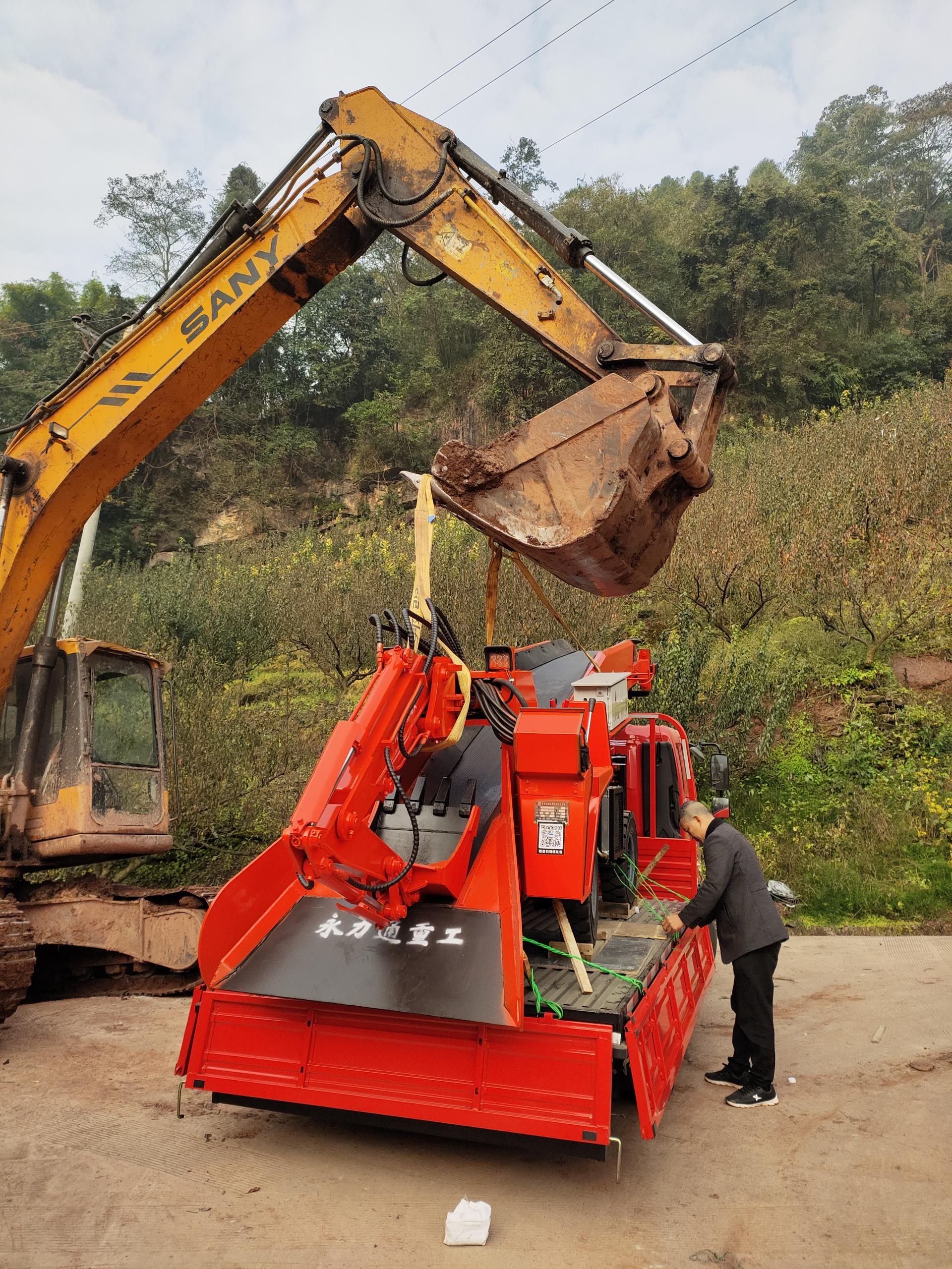 扒渣機到達現場 1605489217635802.jpg