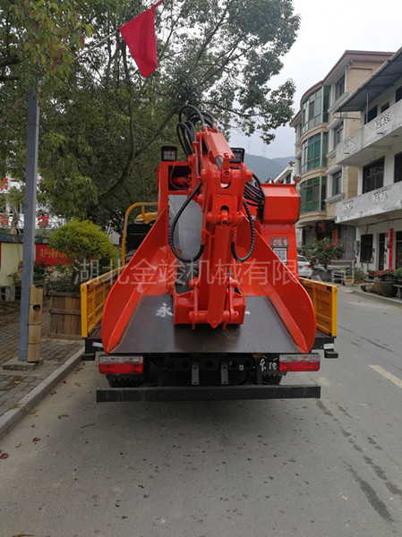 扒渣機(jī)到達(dá) 扒渣機(jī)到達(dá)12-3-1.jpg